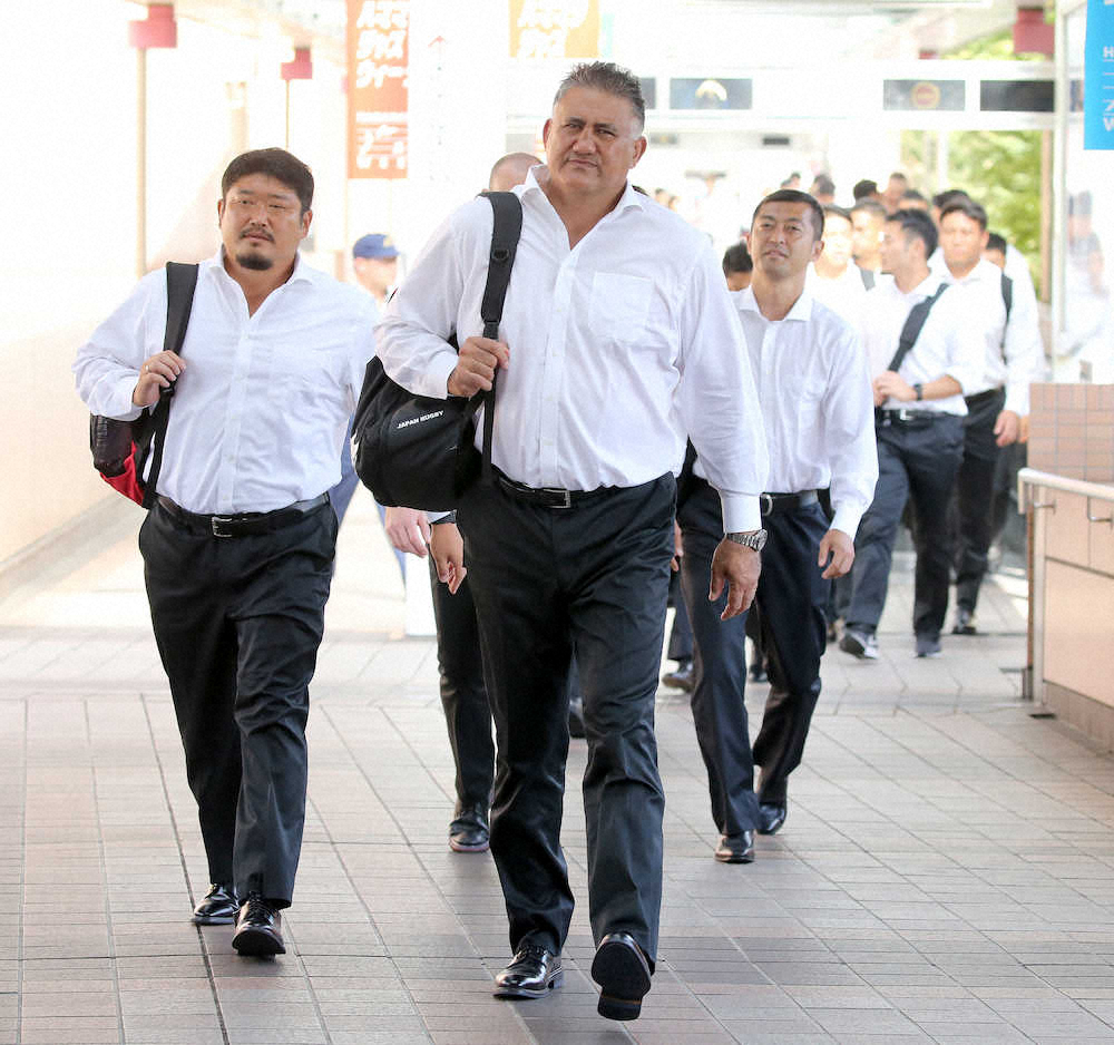 【画像・写真】日本代表が移動　番狂わせの地・静岡を出発　ファンからの拍手に笑顔