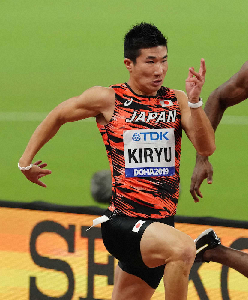 男子100メートル準決勝で力走する桐生（撮影・小海途　良幹）