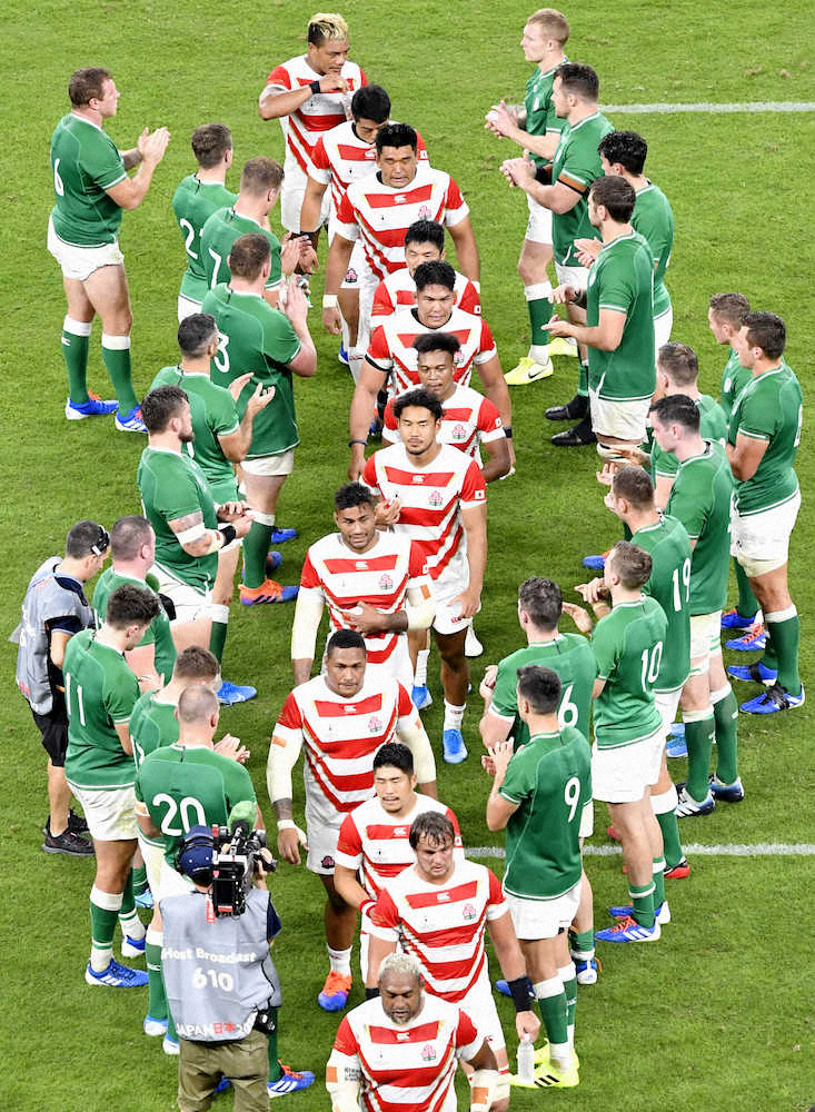 アイルランドの選手から祝福の拍手を受ける日本フィフティーン