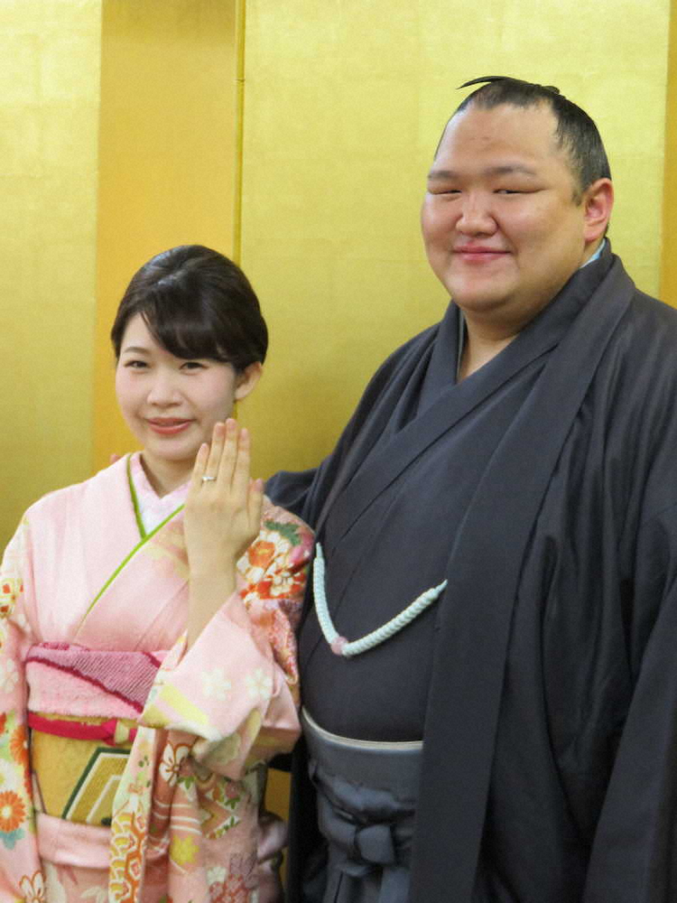婚約を発表した北勝富士（右）と中山真美さん