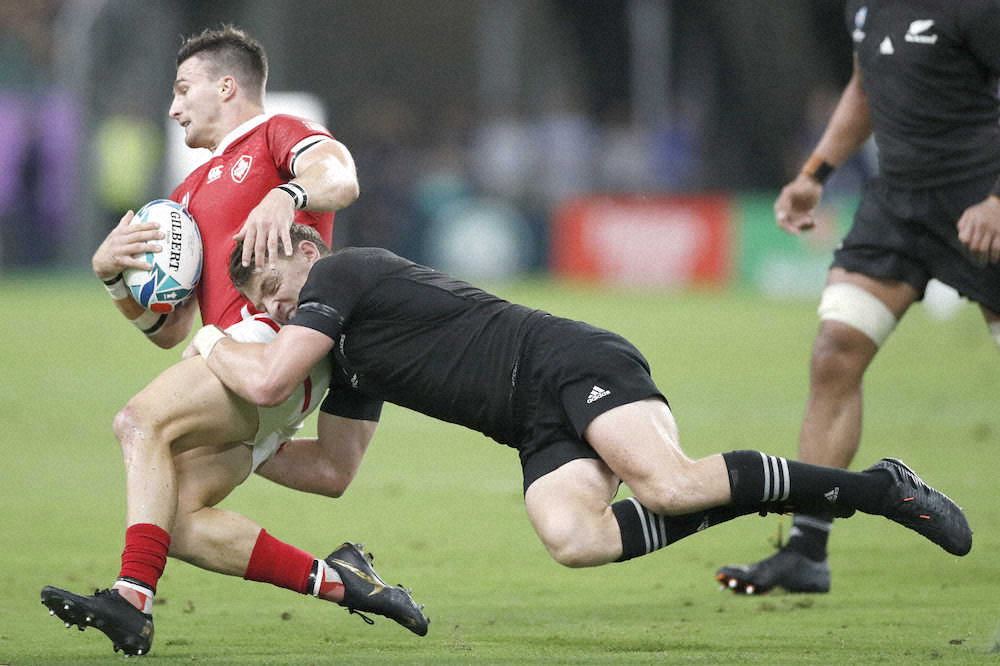 【画像・写真】後半、カナダのコー（左）にタックルするニュージーランドのB・バレット