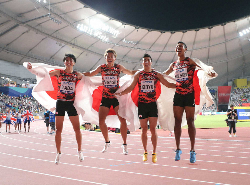男子400メートルリレーで銅メダルを獲得し笑顔の（右から）サニブラウン、桐生、白石、多田（撮影・小海途　良幹）