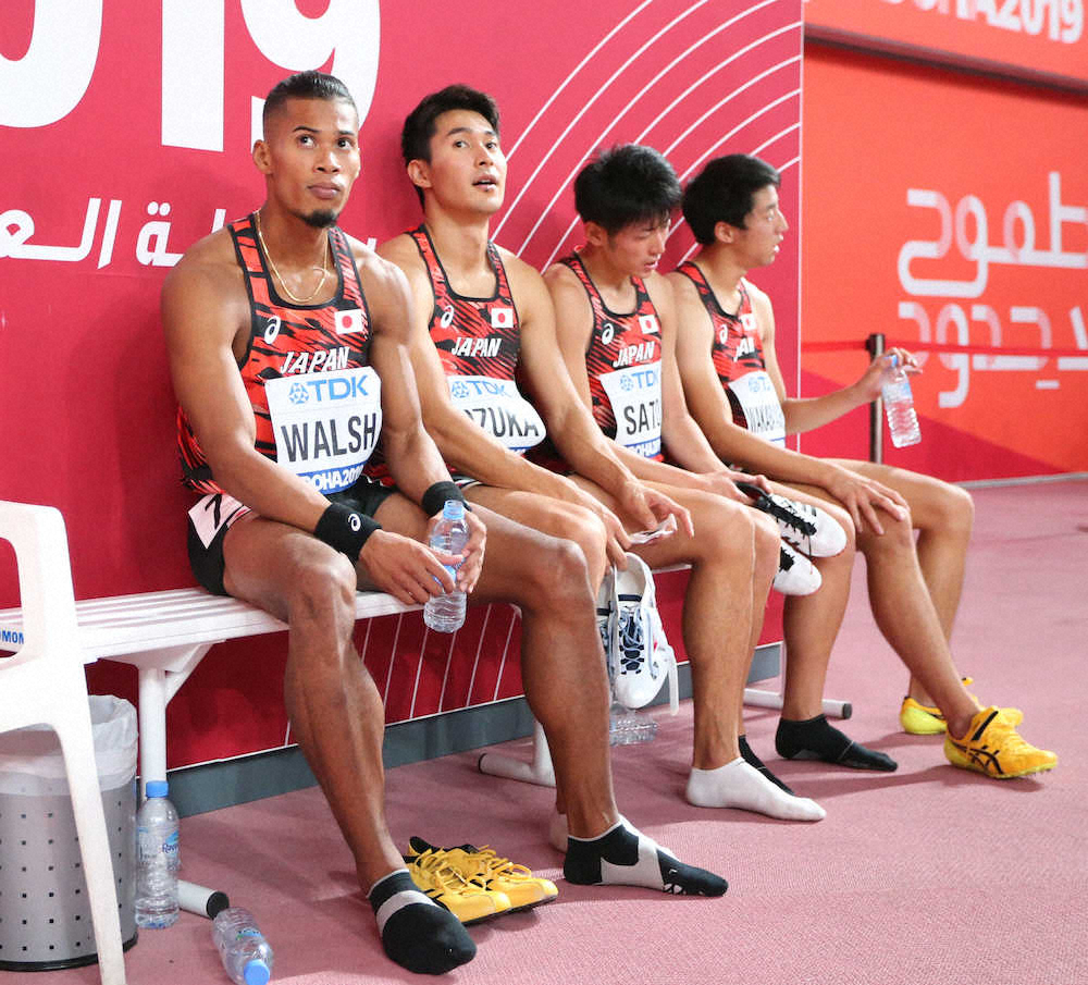 男子1600メートルリレーで決勝進出を逃しうなだれる（左から）ウォルシュ、飯塚、佐藤、若林（撮影・小海途　良幹）