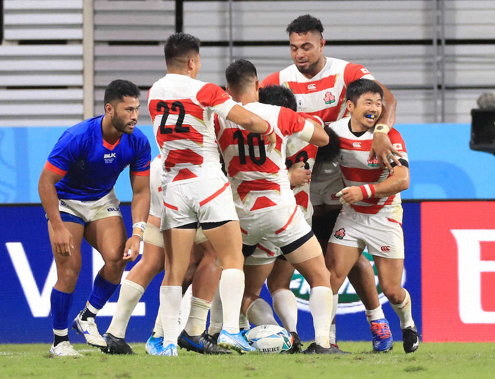 【画像・写真】松島のトライに駆け寄る田中（右）ら日本代表