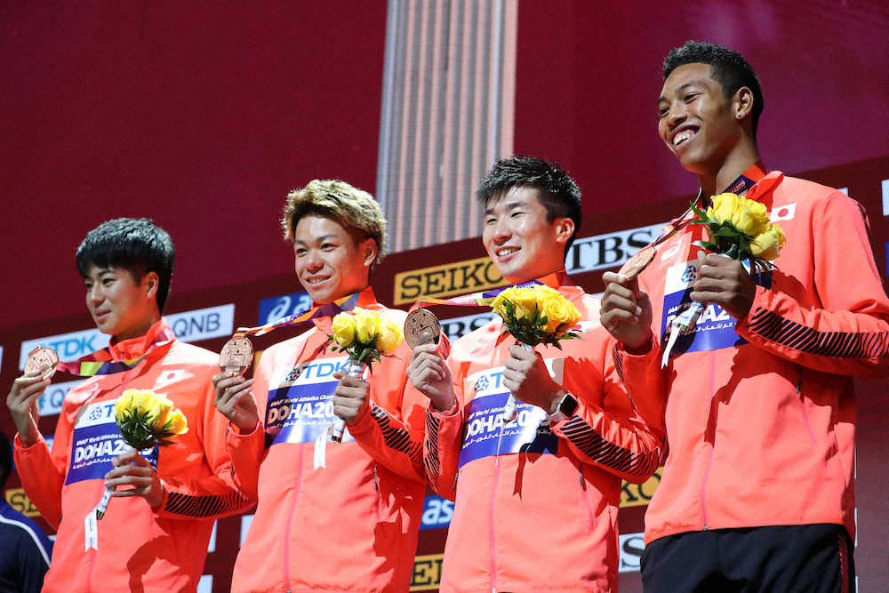 男子4×100メートルリレー、表彰式で笑顔を見せる（右から）サニブラウン・ハキーム、桐生祥秀、白石黄良々、多田修平（撮影・小海途　良幹）