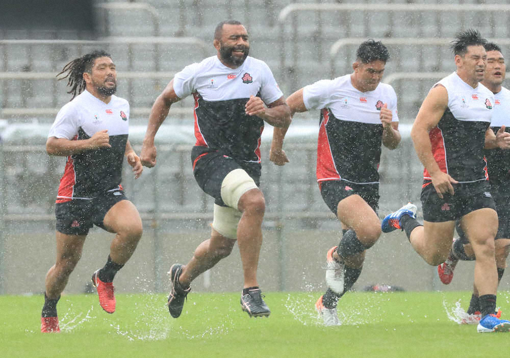 【画像・写真】ダッシュする（左から）堀江、リーチ、姫野、中村、具（撮影・吉田　剛）