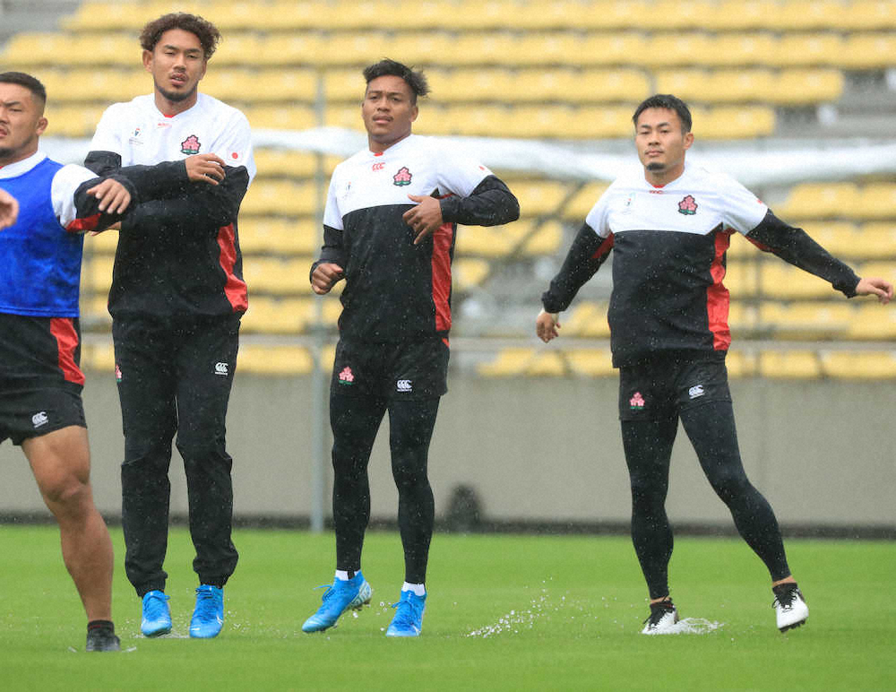 【画像・写真】ウォーミングアップする（左から）山中、松島、福岡（撮影・吉田　剛）