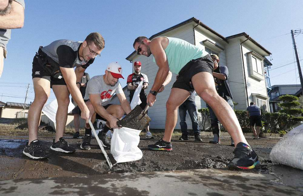 台風被害に遭った岩手県釜石市内で清掃活動をするタイラー・アードロン主将（右）らラグビーW杯カナダ代表