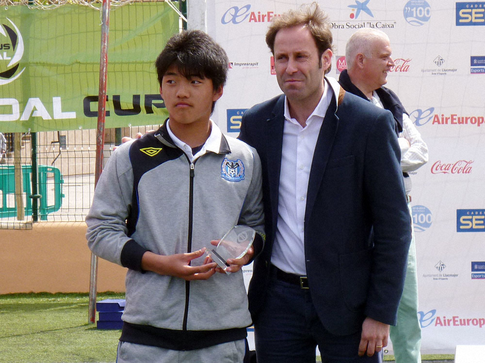 【画像・写真】13年、スペインで行われた「FOCUS　GOAL　CUP」でMVPに輝き、トロフィーを受け取る堂安