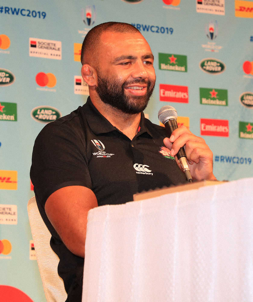 【画像・写真】14日、笑顔を見せながら会見する日本代表のリーチ主将（撮影・篠原岳夫）