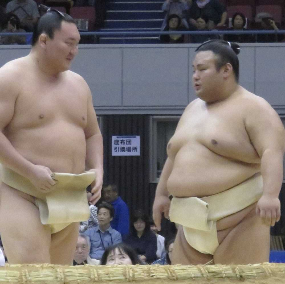 浜松巡業で白鵬（左）に挨拶する貴景勝