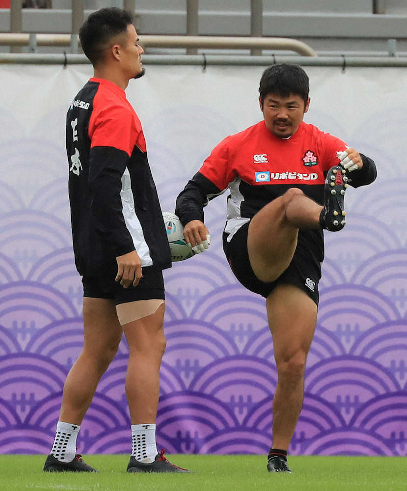 日本代表練習でウォーミングアップするSH田中（右）とSO田村（撮影・吉田　剛）