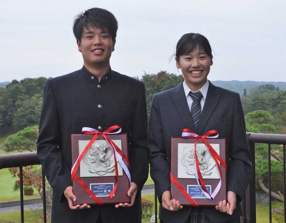 【画像・写真】女子・鶴瀬　敵なし13打差Vに笑顔「2日間とも60台の目標達成できて良かった」