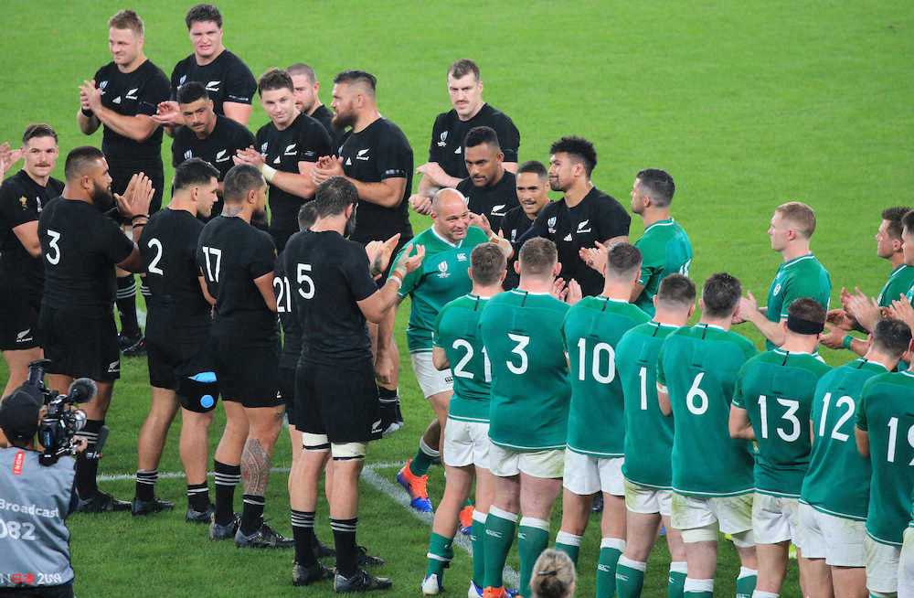 ＜ニュージーランド・アイルランド＞試合を終え、両チームのの選手に見送られるアイルランド・ベスト（中央）（撮影・吉田　剛）