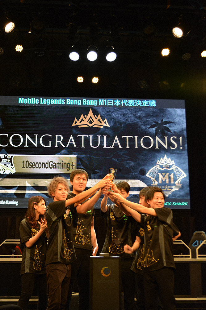 「モバイルレジェンド」のeスポーツ「M1　日本代表決定戦」優勝を飾ったオブヤン（右端）ら10セカンドゲーミング