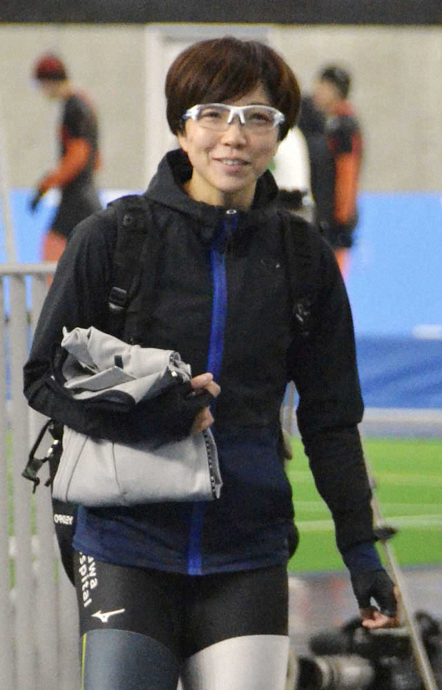 スピードスケートの全日本距離別選手権に向けた調整を終え、笑顔を見せる小平奈緒