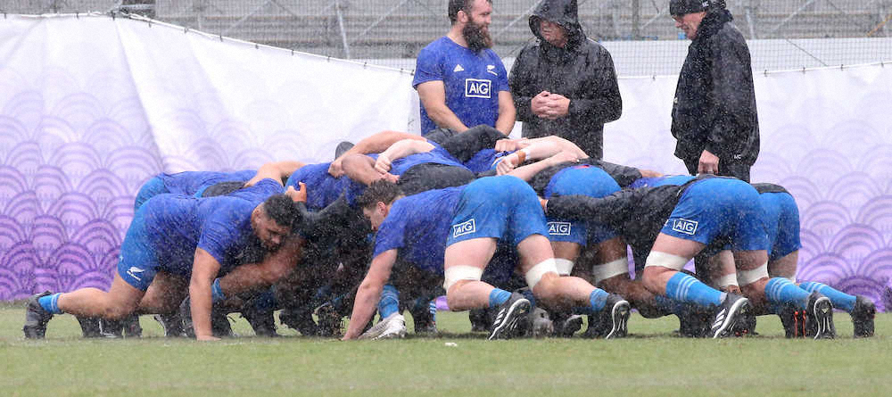 ＜ニュージーランド代表練習＞雨の中、スクラムを組むニュージーランドFW陣（撮影・吉田　剛）