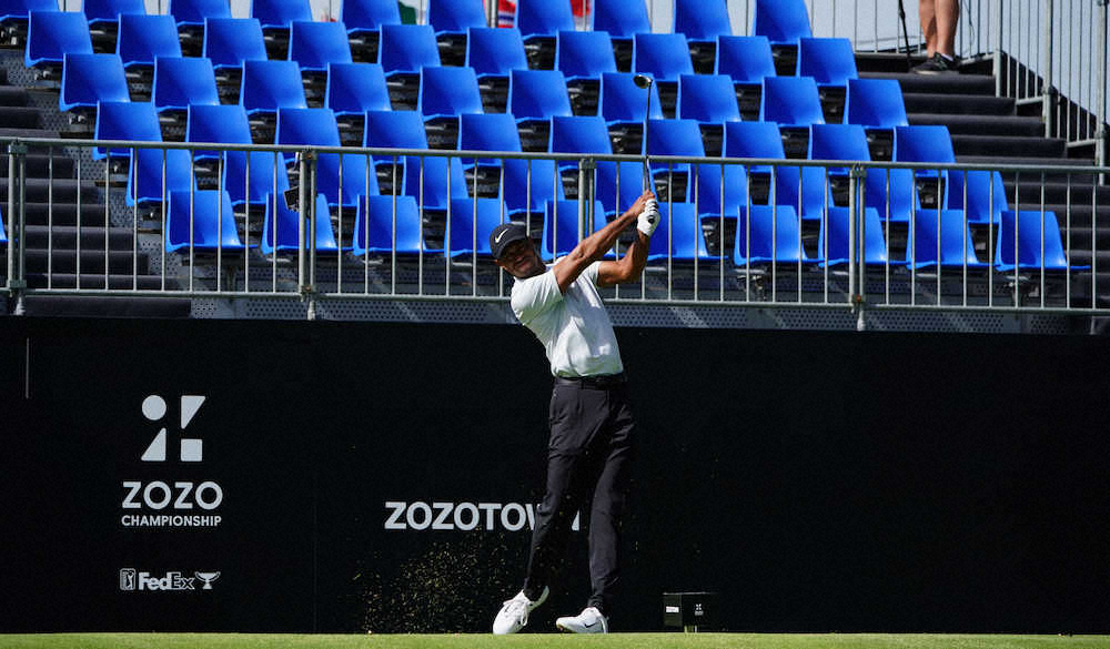 【画像・写真】単独首位　ウッズ「あしたは優勝を意識してプレーする」豪雨被害には「みなさん安全でいてほしい」と気遣う