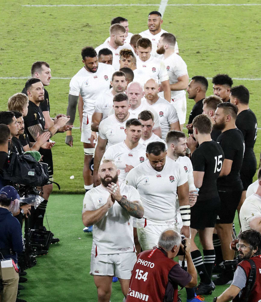 試合終了後、勝利したイングランド代表（中央）を花道で送り出すニュージーランド代表