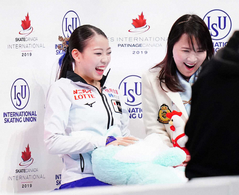 ＜スケートカナダ第1日＞女子SP、得点を確認し笑顔を見せる紀平梨花（左）と浜田コーチ（撮影・小海途　良幹）