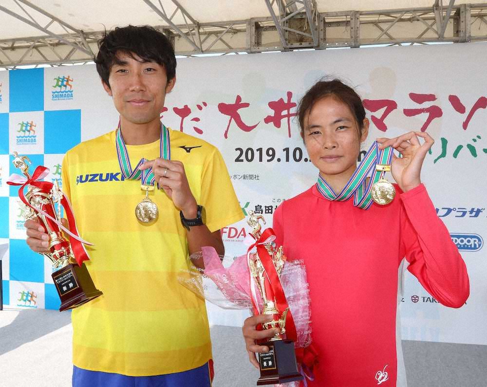 ＜しまだ大井川マラソン＞フルマラソンを制してメダルを手にする鈴木（左）と堀江（撮影・高橋　雄二）