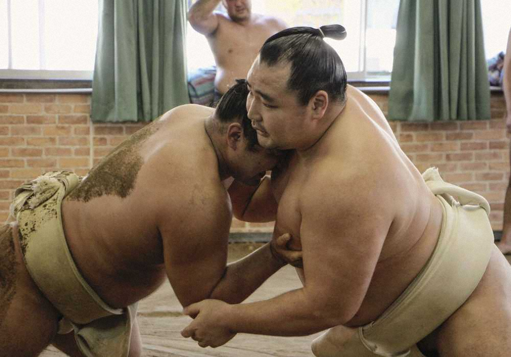【画像・写真】鶴竜、陸奥部屋で移籍後初の稽古　結果残し、天国の師匠ホッとさせる