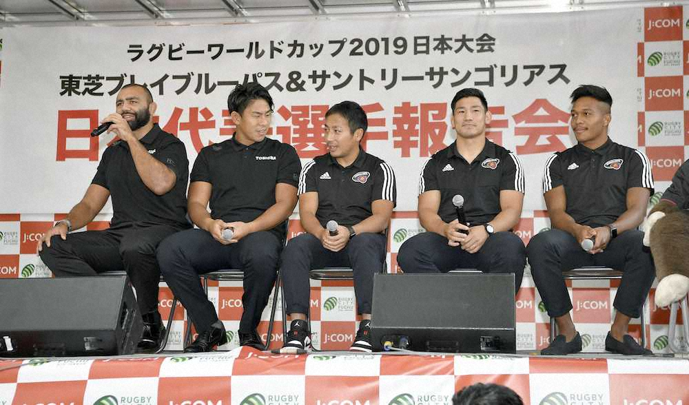 東京都府中市で行われた報告会に参加した、ラグビー日本代表の（左から）リーチ主将、徳永、流、中村、松島