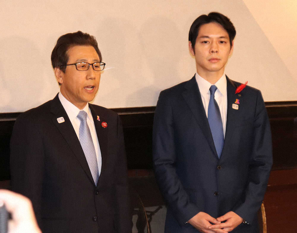 五輪のマラソン、競歩の開催決定について語る北海道の鈴木知事（右）と札幌市の秋元市長