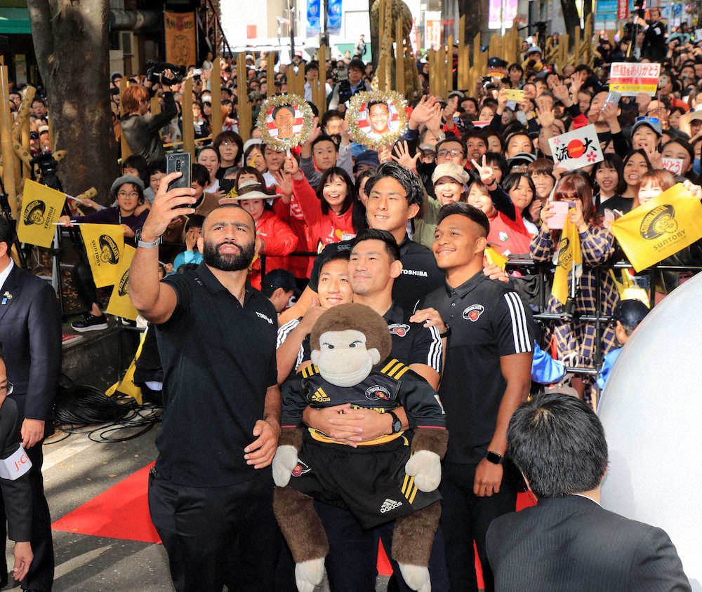 ファンを背にフォトセッション中にスマフォで自撮りする（左から）リーチ、流、中村、徳永、松島（撮影・久冨木　修）　