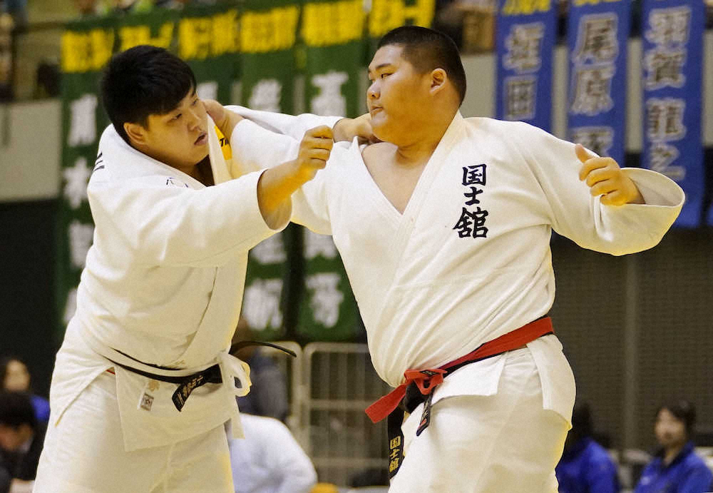 男子100キロ超級敗者復活戦で対戦する小川（左）と斉藤