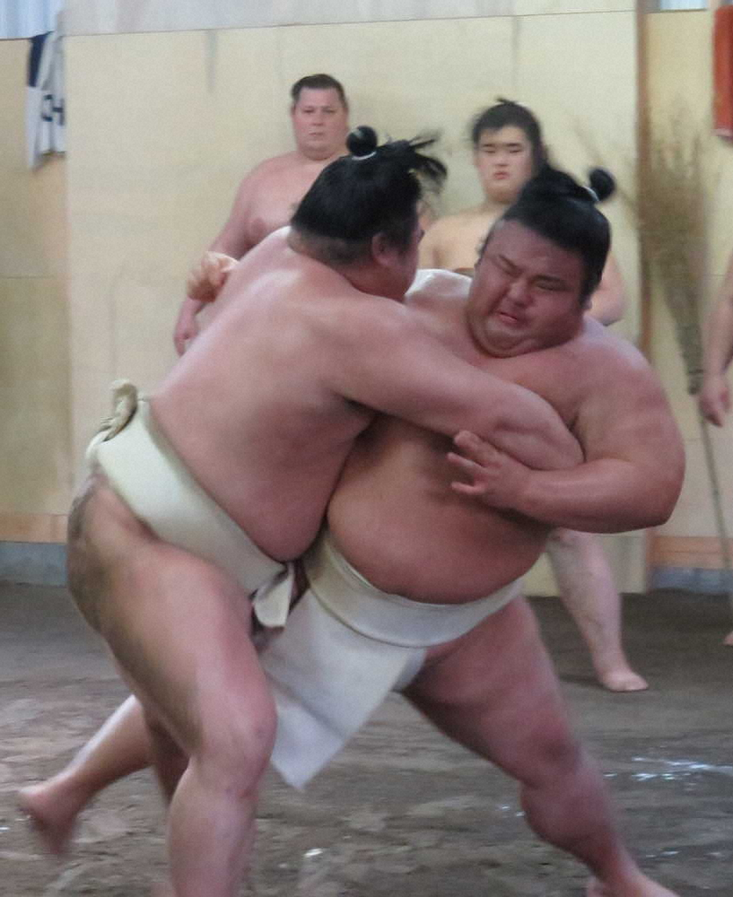 【画像・写真】隆の勝を強引に投げようとする貴景勝　　　　　　　　　　　　　　　　　　　　　　　　　　　　　　　