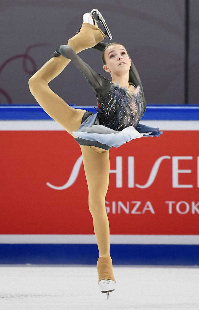 女子SPで首位に立ったロシアのアンナ・シェルバコワ＝