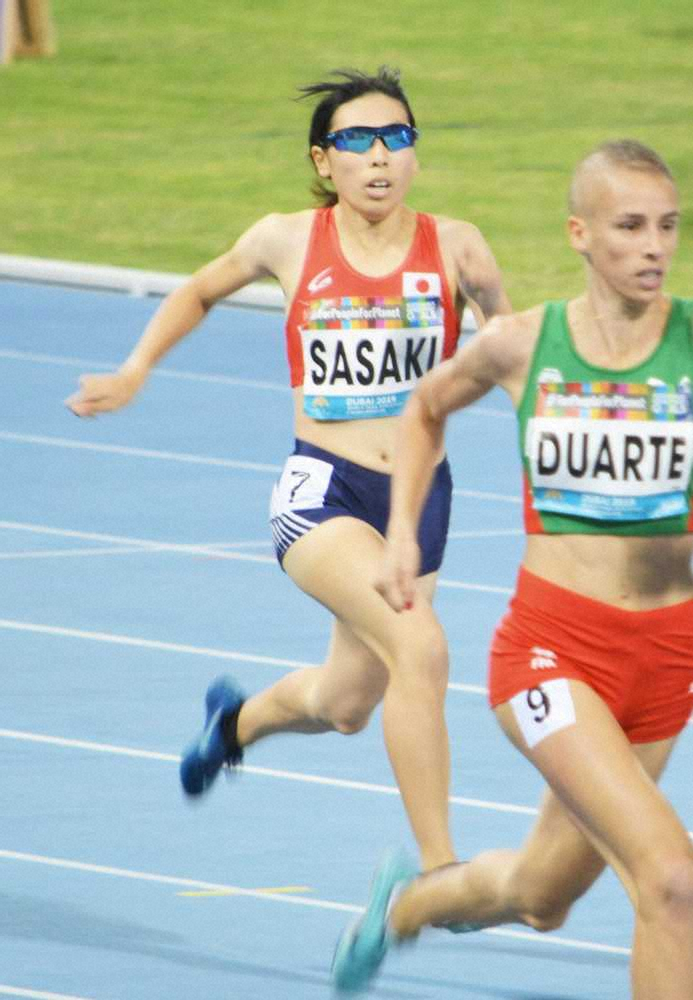 4位に入り東京パラリンピック代表に内定した佐々木（左）（日本パラ連盟提供）
