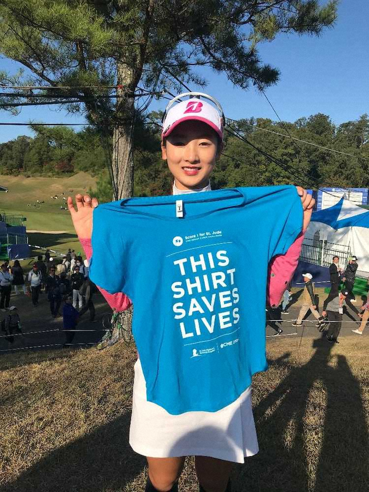 【画像・写真】松田鈴英　チャリティー活動に協力　記念Tシャツを手に記念写真