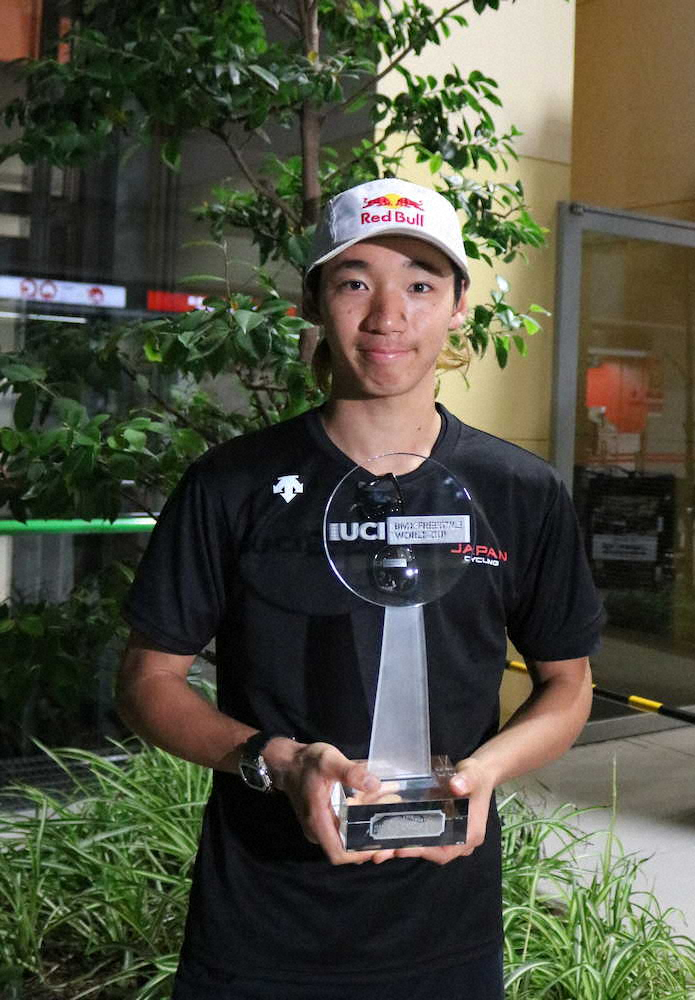 BMXフリースタイル・パークのW杯で今季、日本人初の年間王者に輝いた中村輪夢は優勝トロフィーを手に帰国