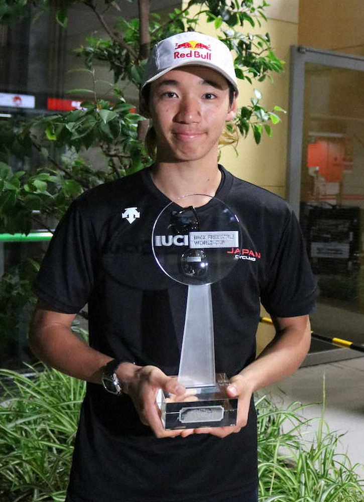 BMXフリースタイル・パークのW杯で今季、日本人初の年間王者に輝いた中村輪夢。優勝トロフィーを手に帰国
