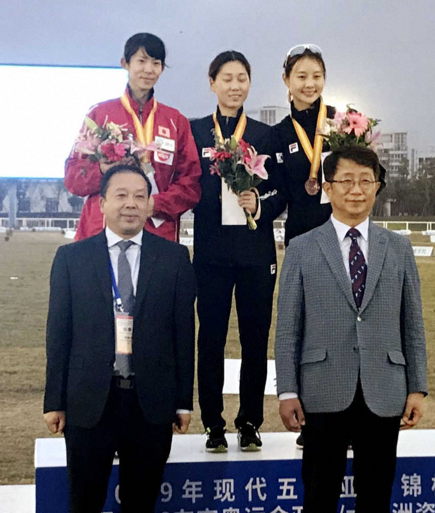 近代五種のアジア・オセアニア選手権の女子で、日本勢トップの2位に入った朝長なつ美（上左）。東京五輪の出場権を獲得（日本近代五種協会提供）