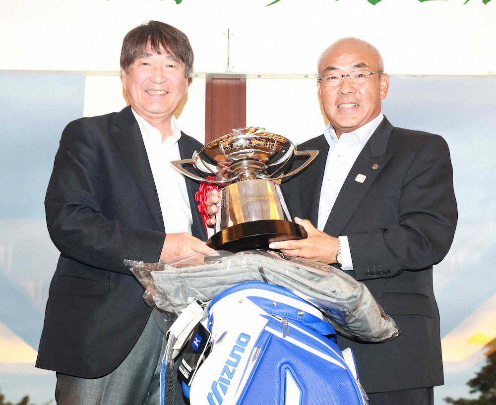 個人戦とシニアの部を優勝した斉藤雅文は水野明人・ミズノ株式会社代表取締役社長（左）と記念撮影