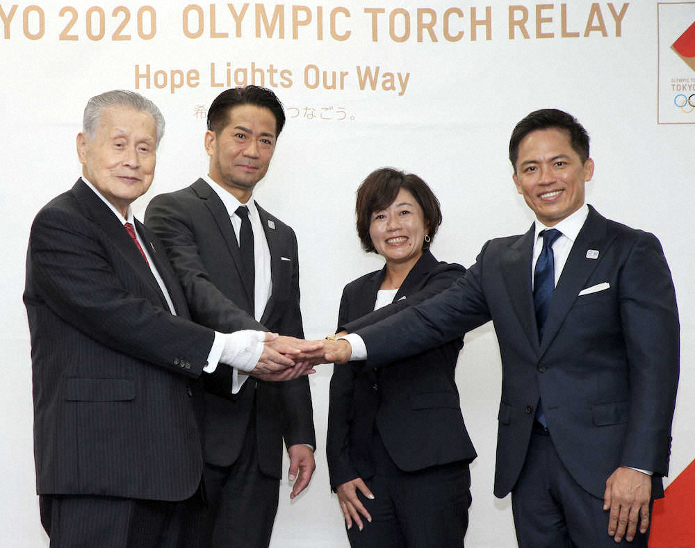 フォトセッションで手を合わせる（左から）森喜朗会長、HIRO、野口さん、野村氏