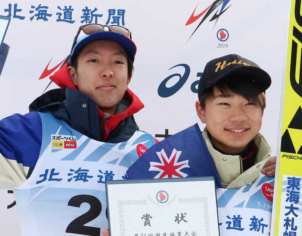今年2月、国体のジャンプ少年男子で表彰台に上がった小林龍尚（左）と竹花大松（右）