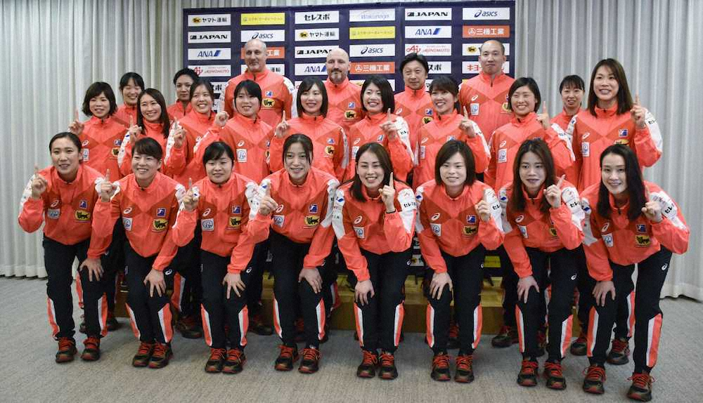 ポーズを取るハンドボール女子の日本代表メンバー