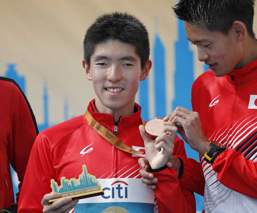 男子5000メートル（視覚障害）で銅メダルを獲得した唐沢（左）