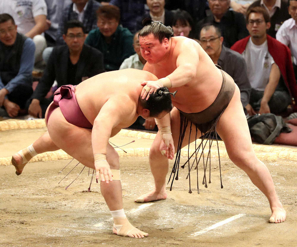【画像・写真】白鵬（右）は、はたきこみで宝富士を破る（撮影・中村達也）