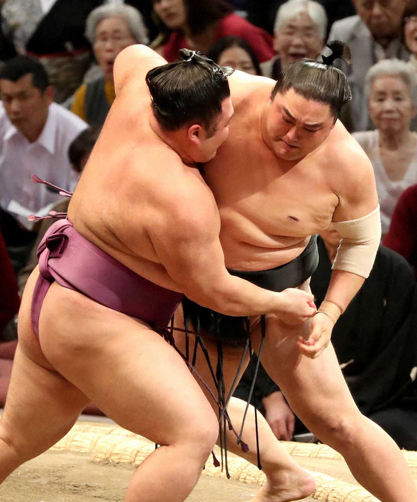 【画像・写真】朝乃山（左）は、よりきりで隠岐の海を破る（撮影・中村達也）