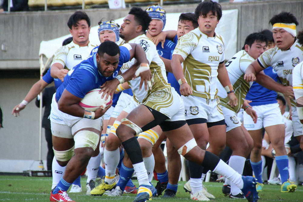 【画像・写真】後半ロスタイム、逆転トライを目指す東海大のNo.8レキマ（左）