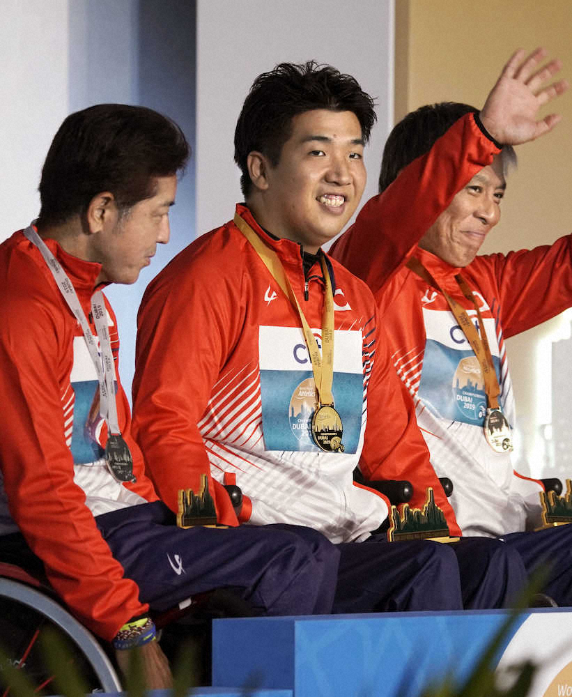男子1500メートル（車いす）で優勝し、表彰式で笑顔の佐藤友祈（中央）。400メートルとの2冠を達成し、東京パラリンピック代表に内定した