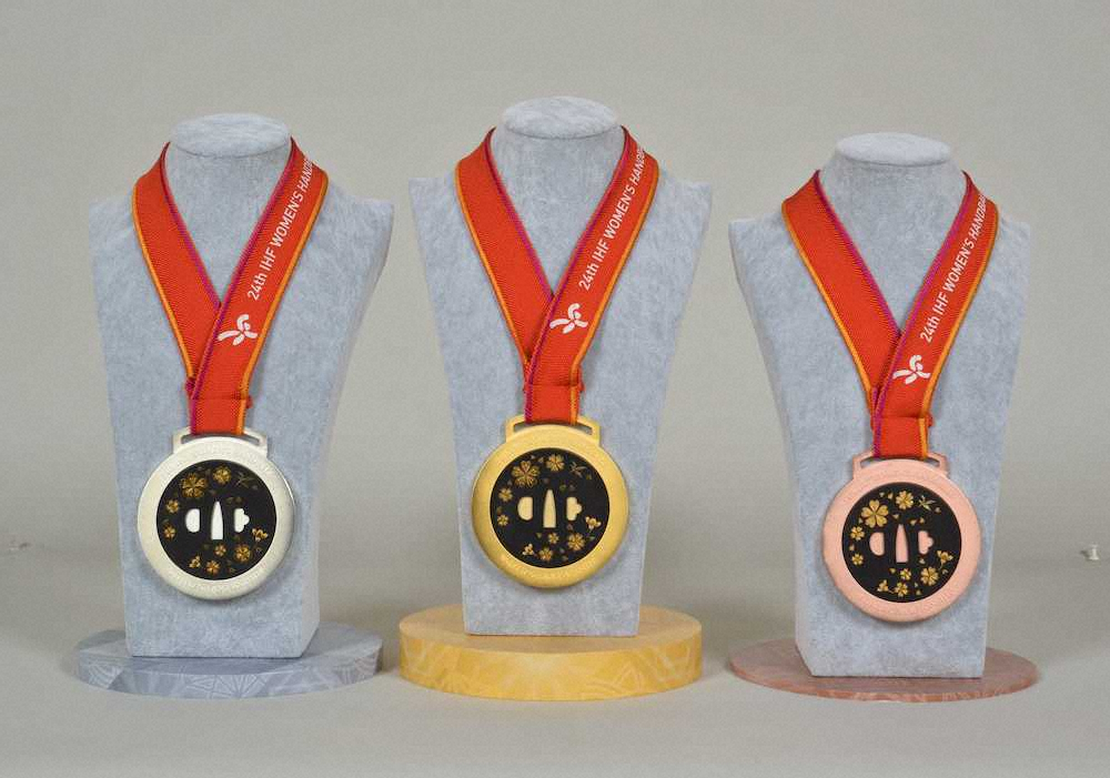 今大会のメダル。左から銀、金、銅