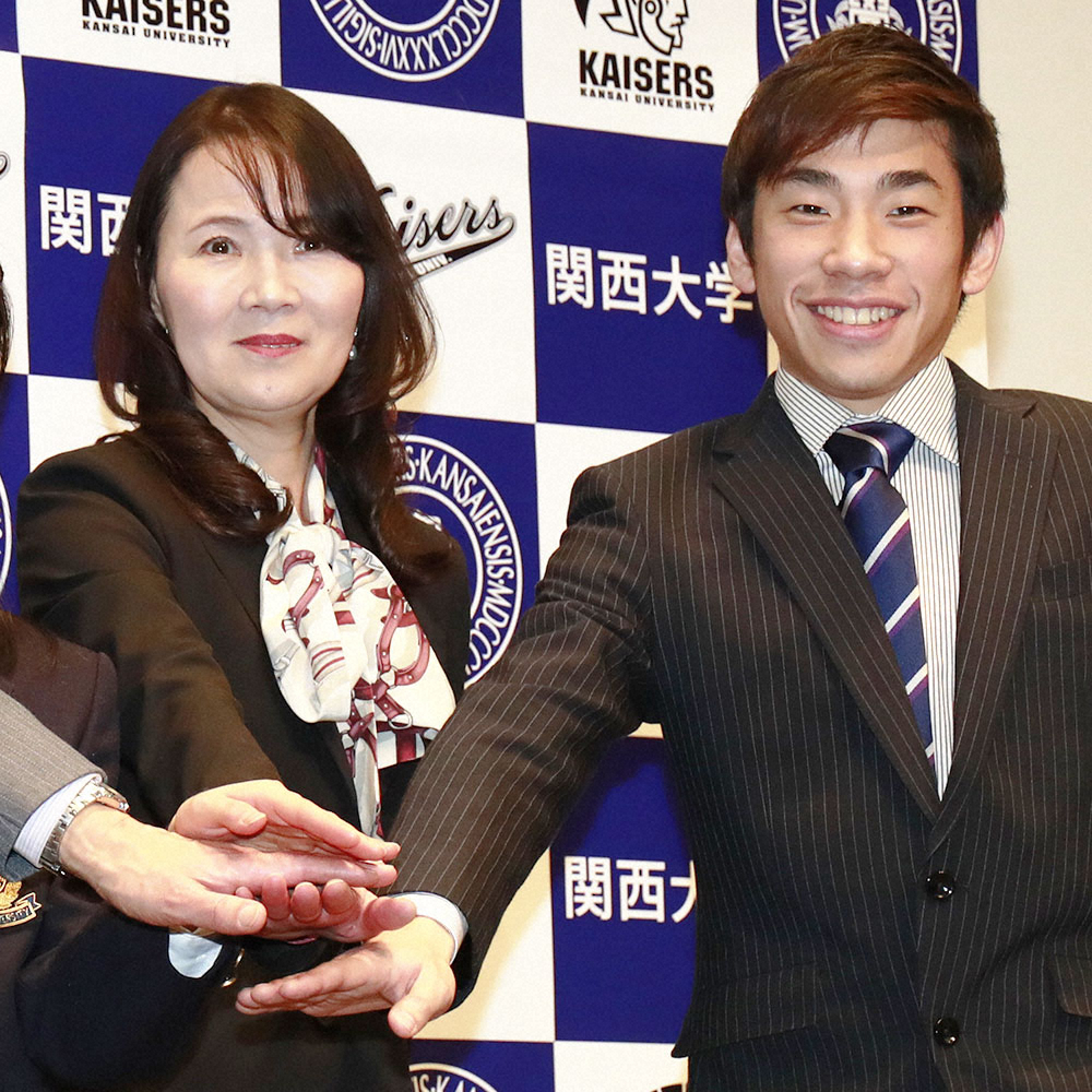 18年1月、平昌五輪に向けた会見で手を合わせる織田氏と浜田コーチ