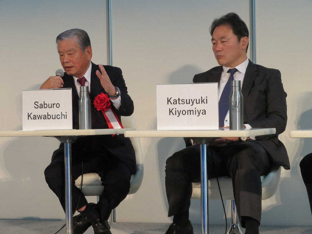 「スポーツビジネスジャパン」でプロリーグについて熱く語る川淵三郎氏（左）と聞き入る清宮克幸氏