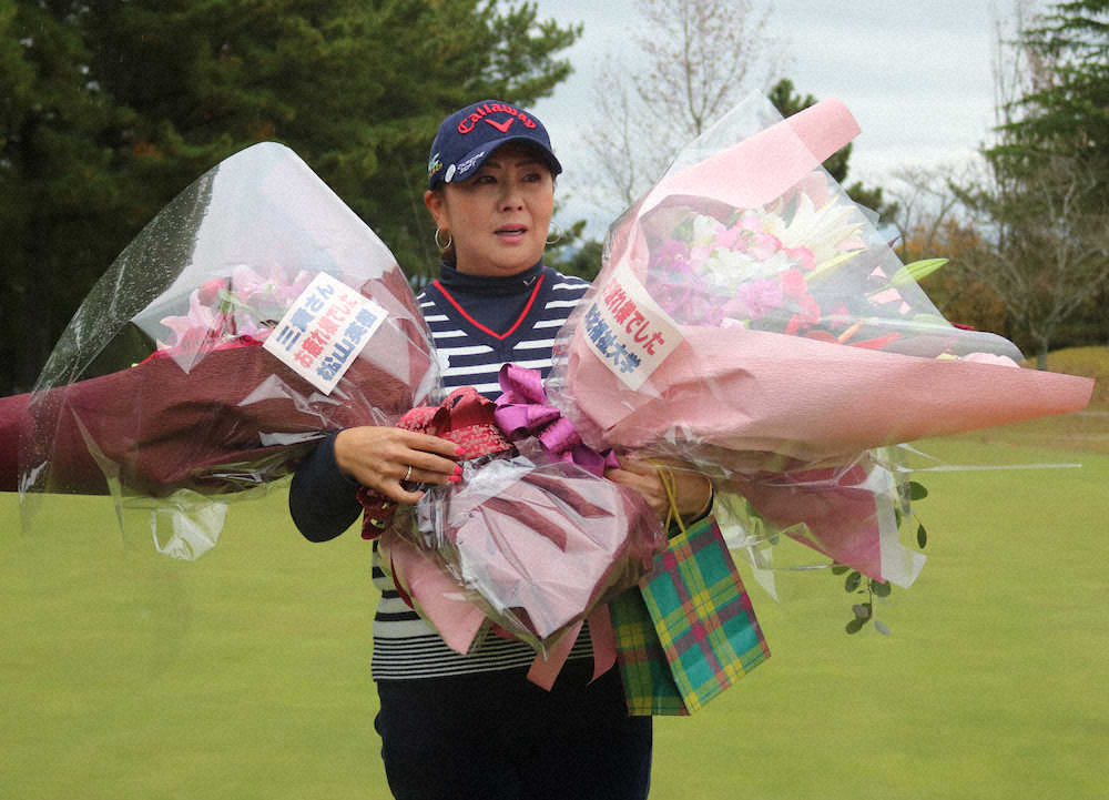 【画像・写真】ツアー撤退表明の諸見里＆佐伯　サプライズセレモニーに涙　ともに予選落ち